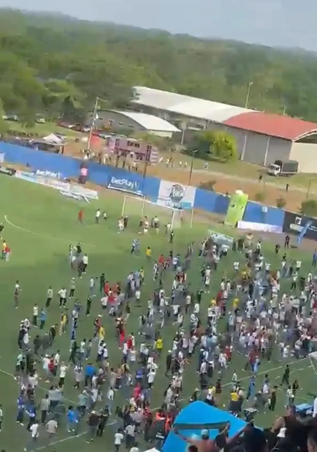 Poderío en la cancha y vergüenza en la tribuna: Nacional goleó a Jaguares en un partido manchado por el caos