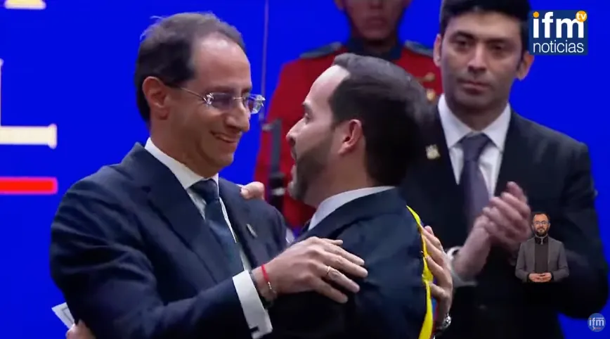 Abelardo De la Espriella asumió la Presidencia de Colombia y José Manuel Restrepo se posesionó como vicepresidente