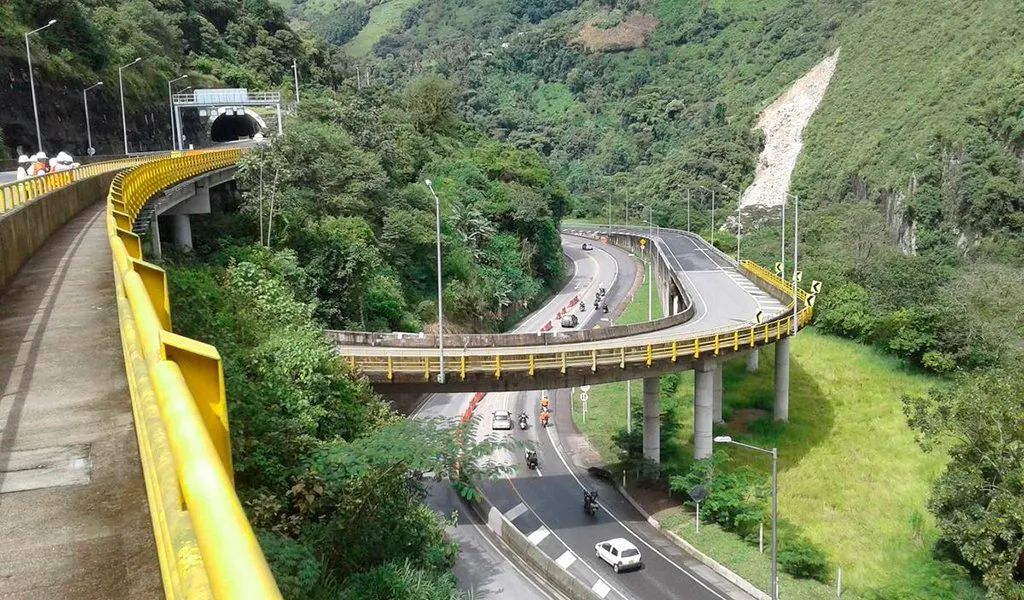 Autoridades evalúan daños en hidroeléctricas y principales corredores viales tras el terremoto