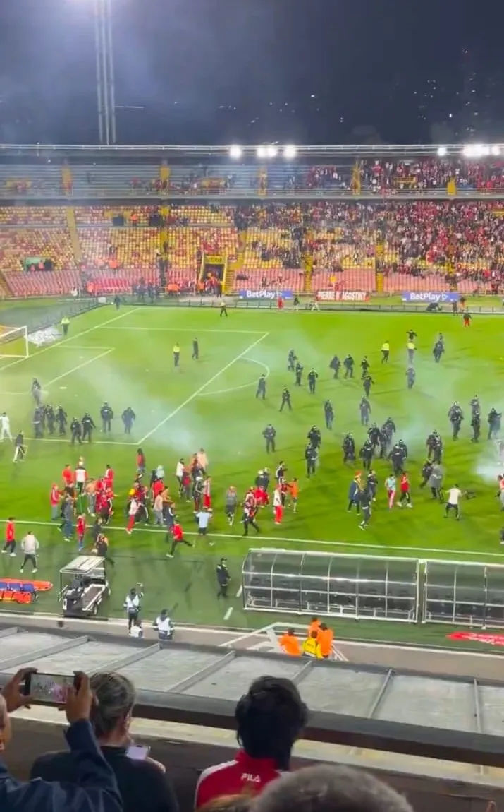 Violencia en El Campín, el juego entre América vs. Santa Fe reavivó el debate sobre la seguridad en el fútbol