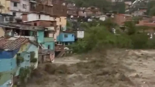 Intensas lluvias provocaron emergencias y caos en el Valle de Aburrá. Alcaldía de Medellín se volcó en atención esta noche de viernes