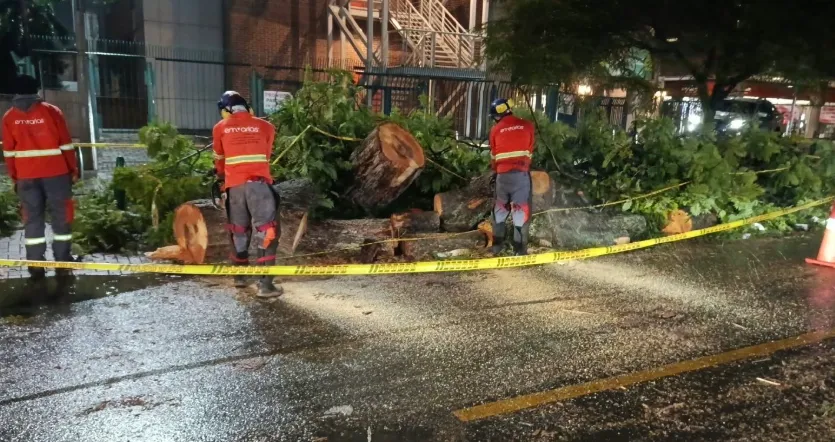 Intensas lluvias provocaron emergencias y caos en el Valle de Aburrá. Alcaldía de Medellín se volcó en atención esta noche de viernes