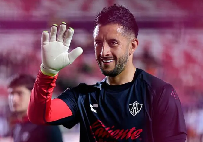 Camilo Vargas vuelve a agigantarse en el Clásico Tapatío y acecha el récord histórico de penaltis atajados en la Liga MX