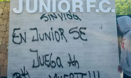 Crisis y violencia en Junior: vándalos atacaron vehículos de jugadores y lanzaron amenazas tras la eliminación