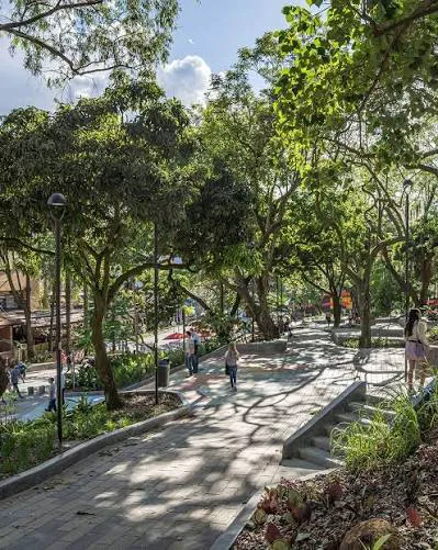 (INVESTIGACIÓN) Transformación y seguridad en el Parque Lleras. La metamorfosis del parque : del asedio criminal a un renacimiento cultural y gastronómico