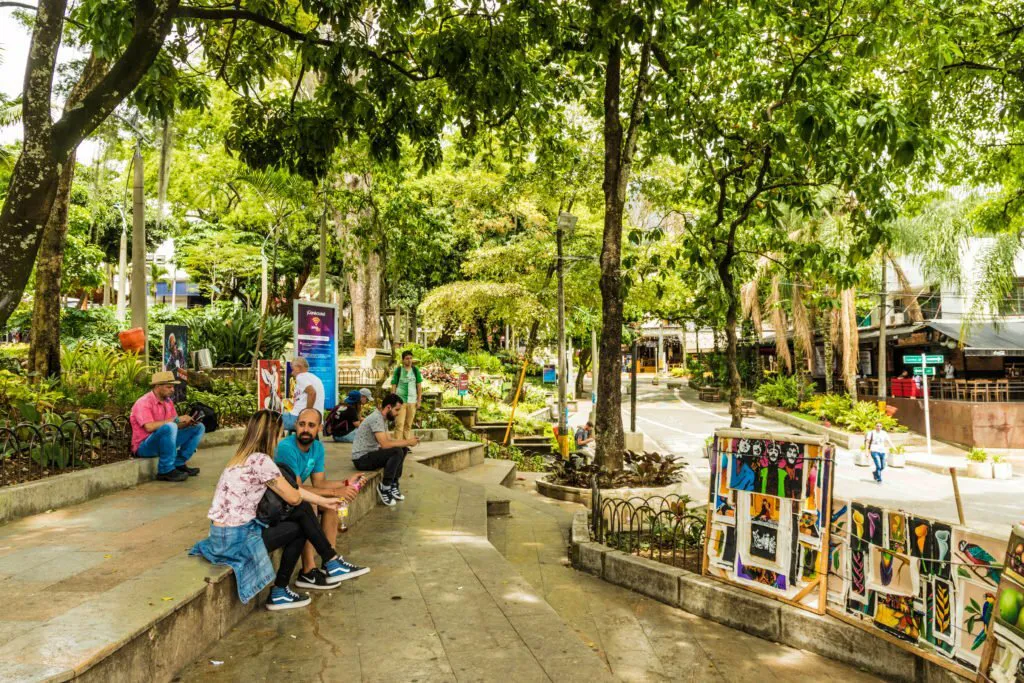 (INVESTIGACIÓN) Transformación y seguridad en el Parque Lleras. La metamorfosis del parque : del asedio criminal a un renacimiento cultural y gastronómico