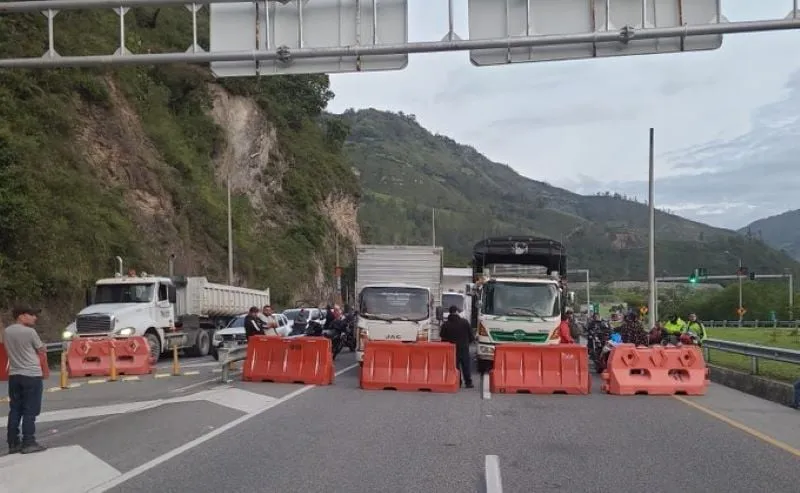 Por temblor cierran vía al llano