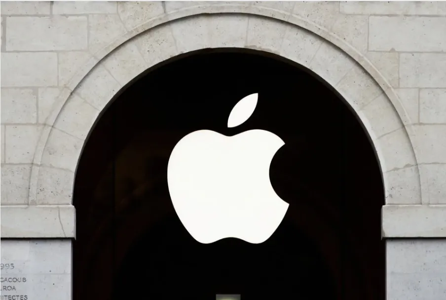 Apple contrata a un ex ingeniero de Tesla para impulsar el esfuerzo de los autos autónomos