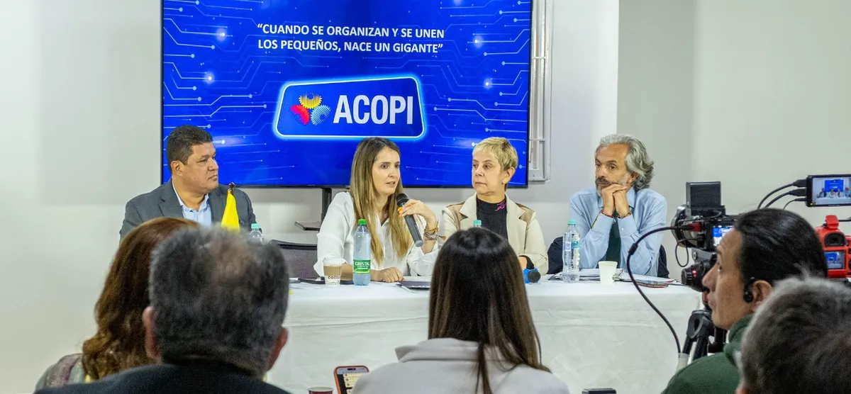 Paloma Valencia dialogó con Acopi y presentó propuestas a mipymes en foro empresarial