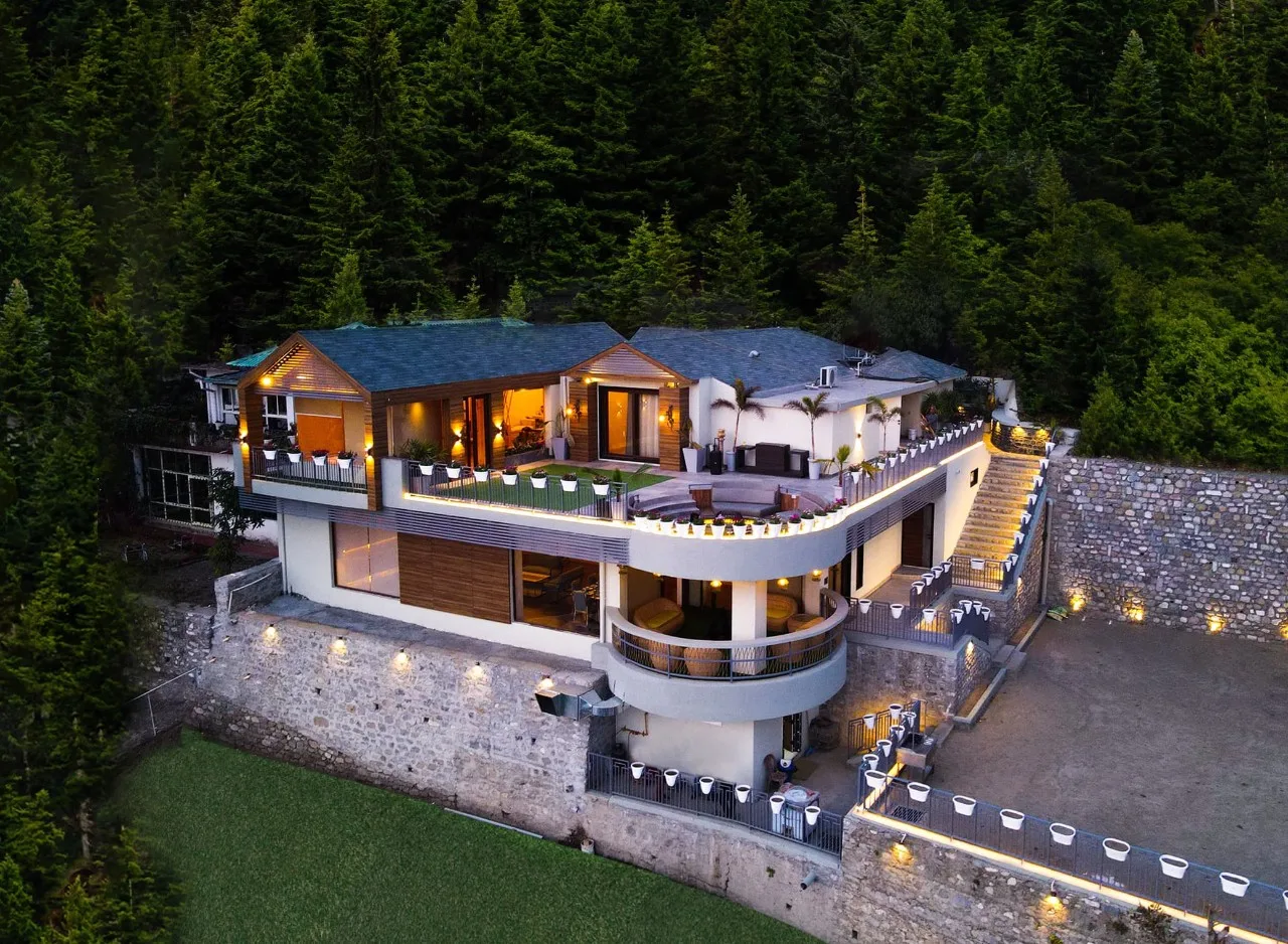 Whispering Pines, Bhimtal, amã Stays & Trails 
