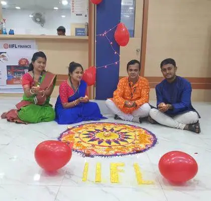 IIFL-ites showcasing their talent in the Rangoli Contest