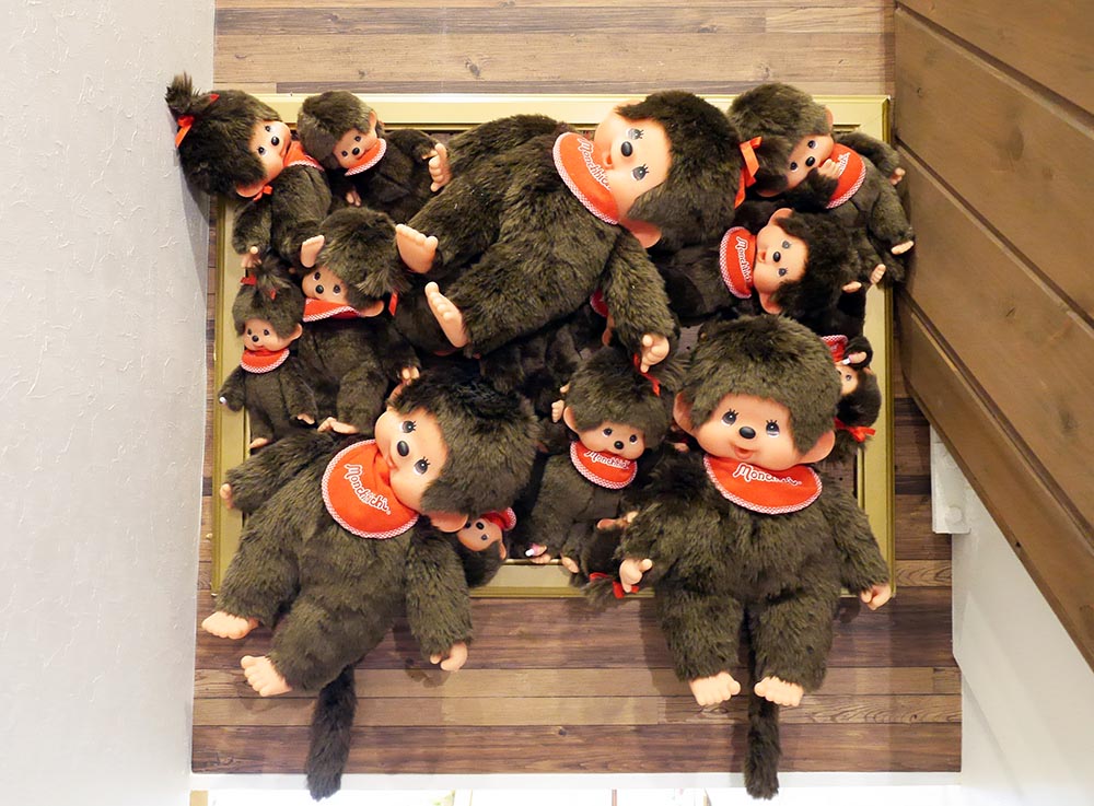 2층 계단에 있는 Monchhichi 몬치치