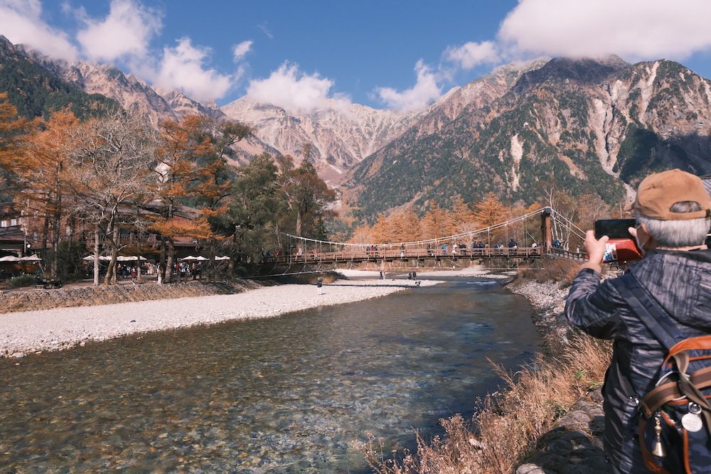 Kunjungi Kamikochi untuk menikmati pemandangan musim gugurnya yang indah!