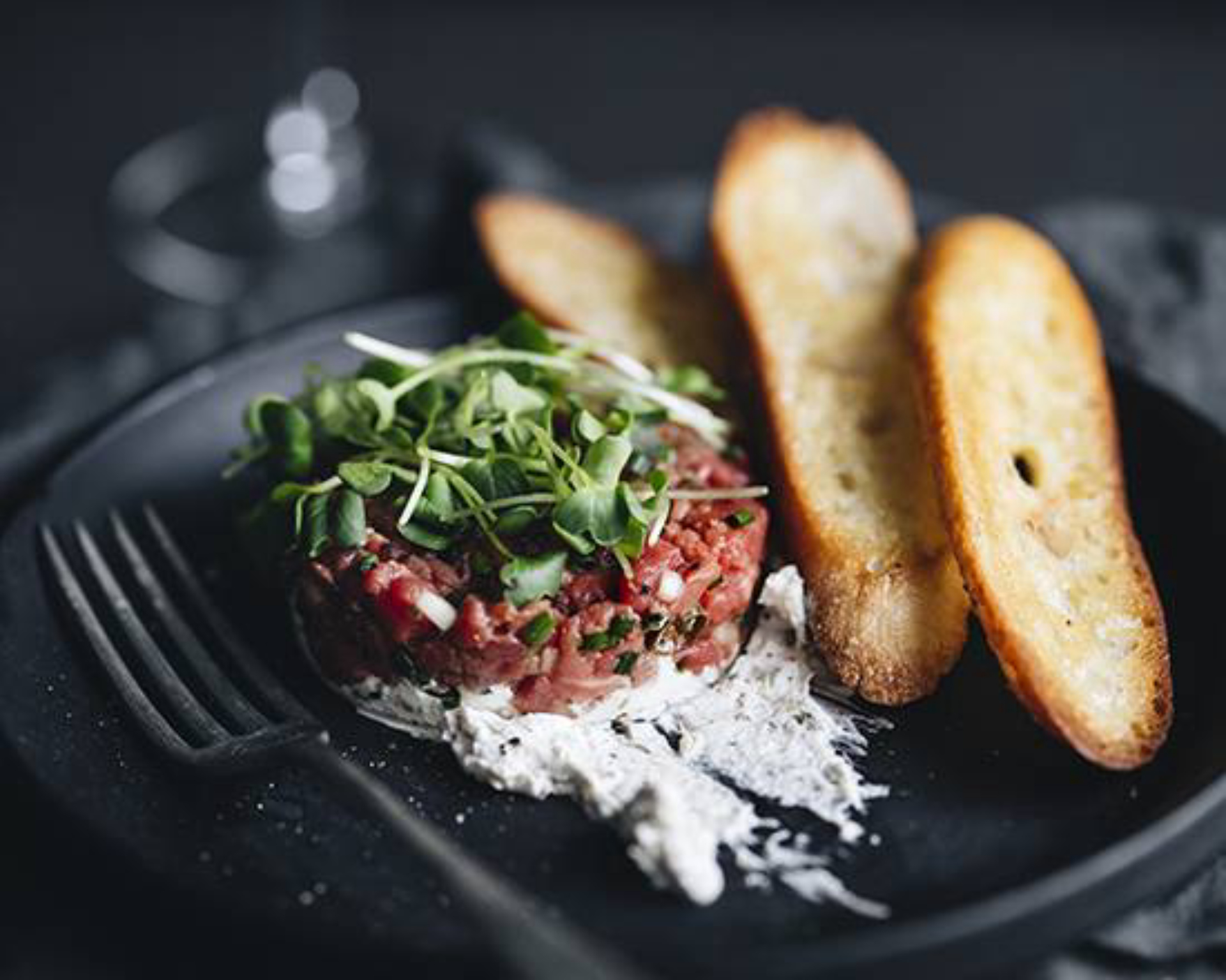 Tartare de bœuf (entrée) / Beef Tartar (Appetizer)