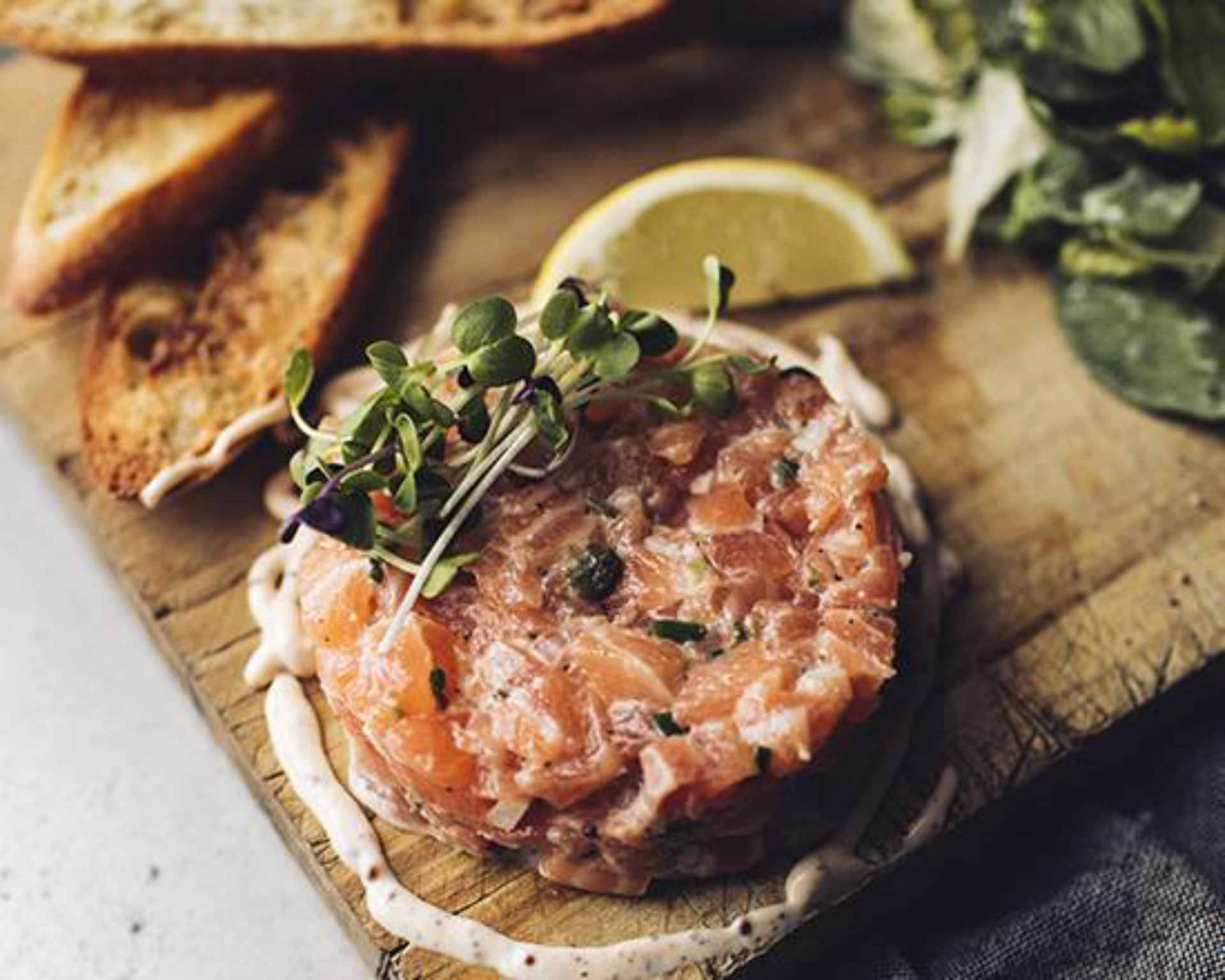 Tartare de saumon (entrée) / Salmon Tartar (Appetizer)