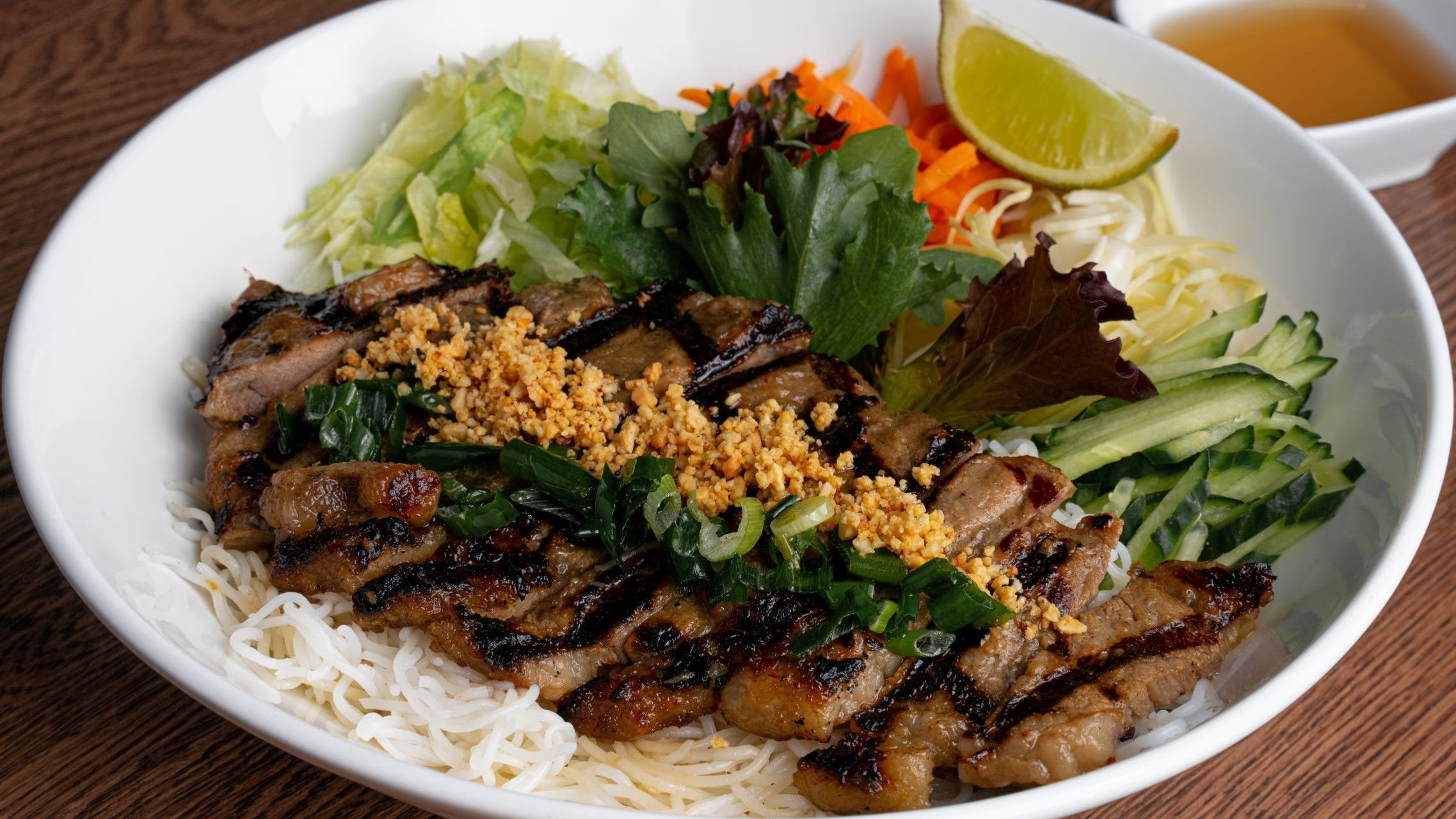 Vermicelli bowl with grilled beef