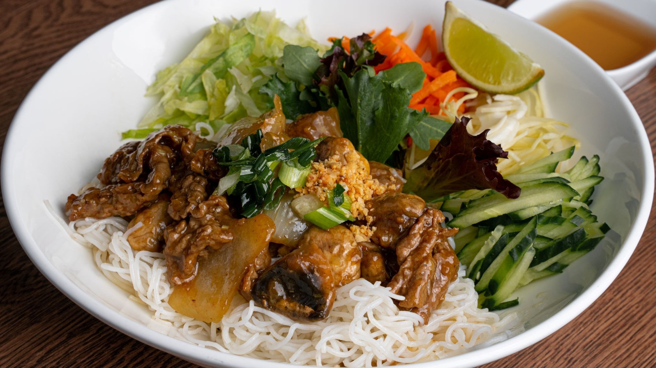 Vermicelli bowl with lemongrass beef