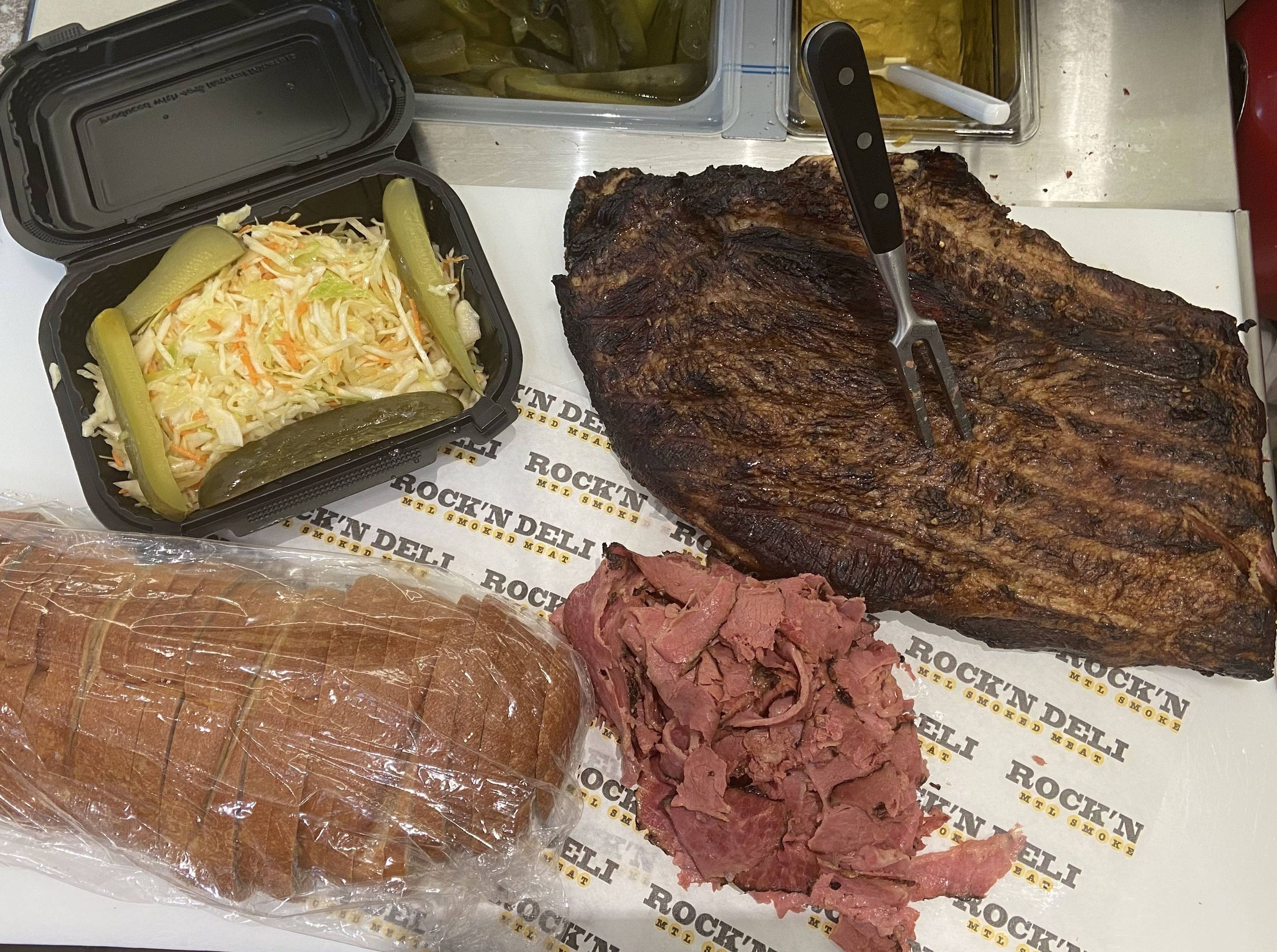 1 lbs Mtl Smoked Meat Combo/1 bread/coleslaw/pickles