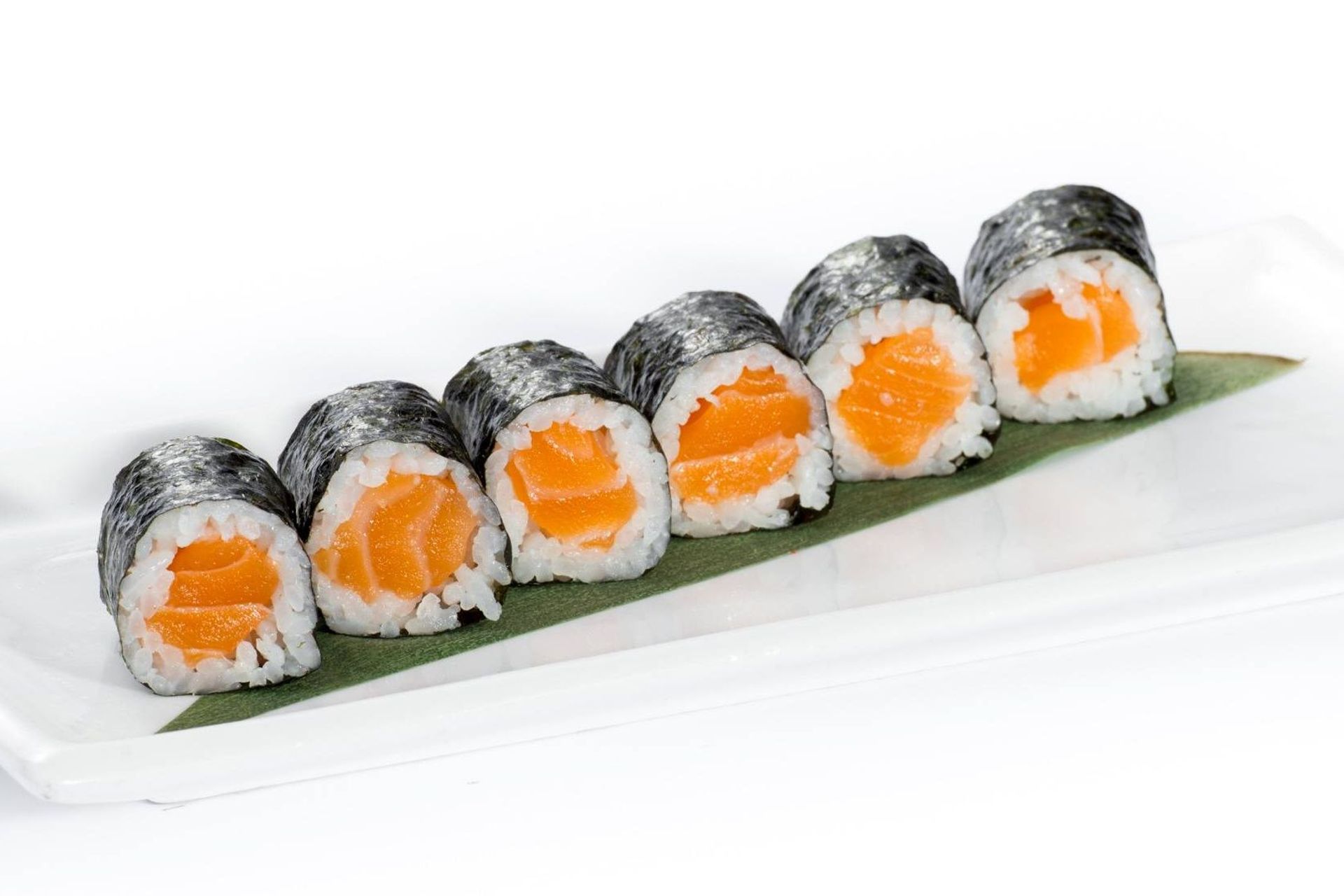 M01. Salmon Roll (6 Pcs)