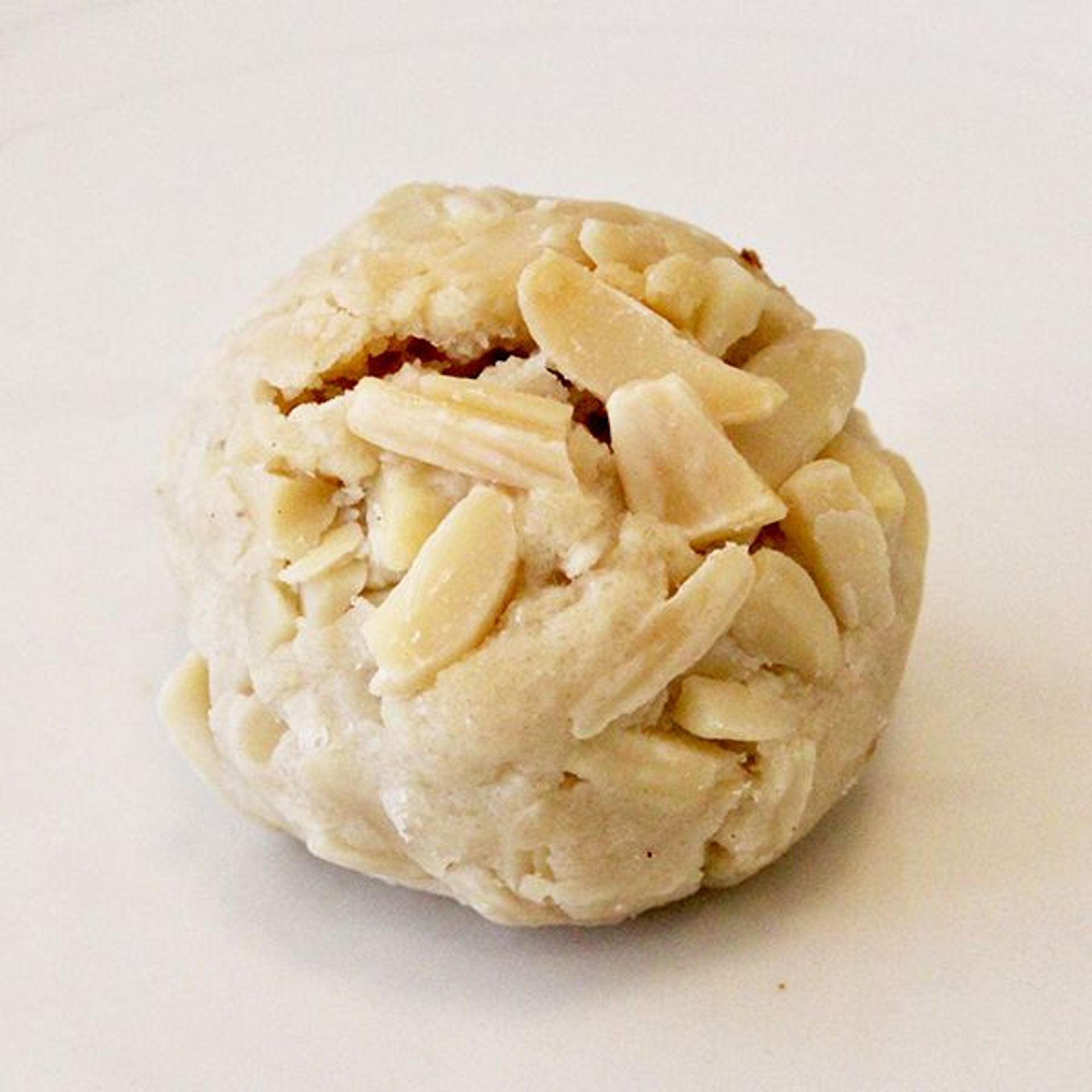 Bignoli Ball w slivered almonds Cookie