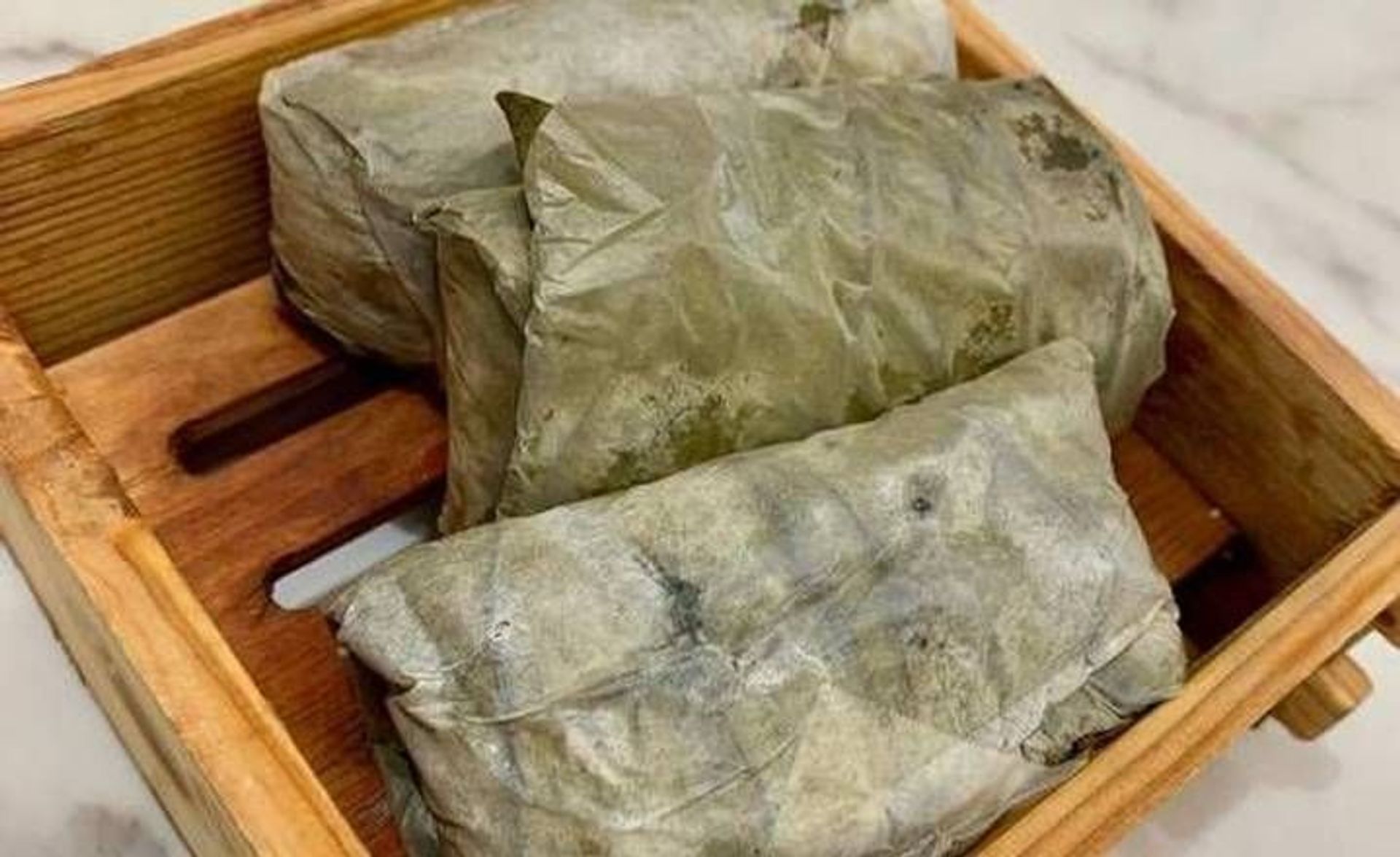 鹹蛋黃珍珠雞, Sticky Rice w/ Lotus Leaf L14