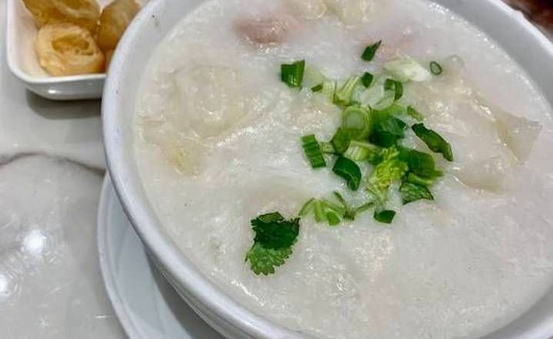 魚肚雞球粥 Chicken & Fish Maw Congee L32