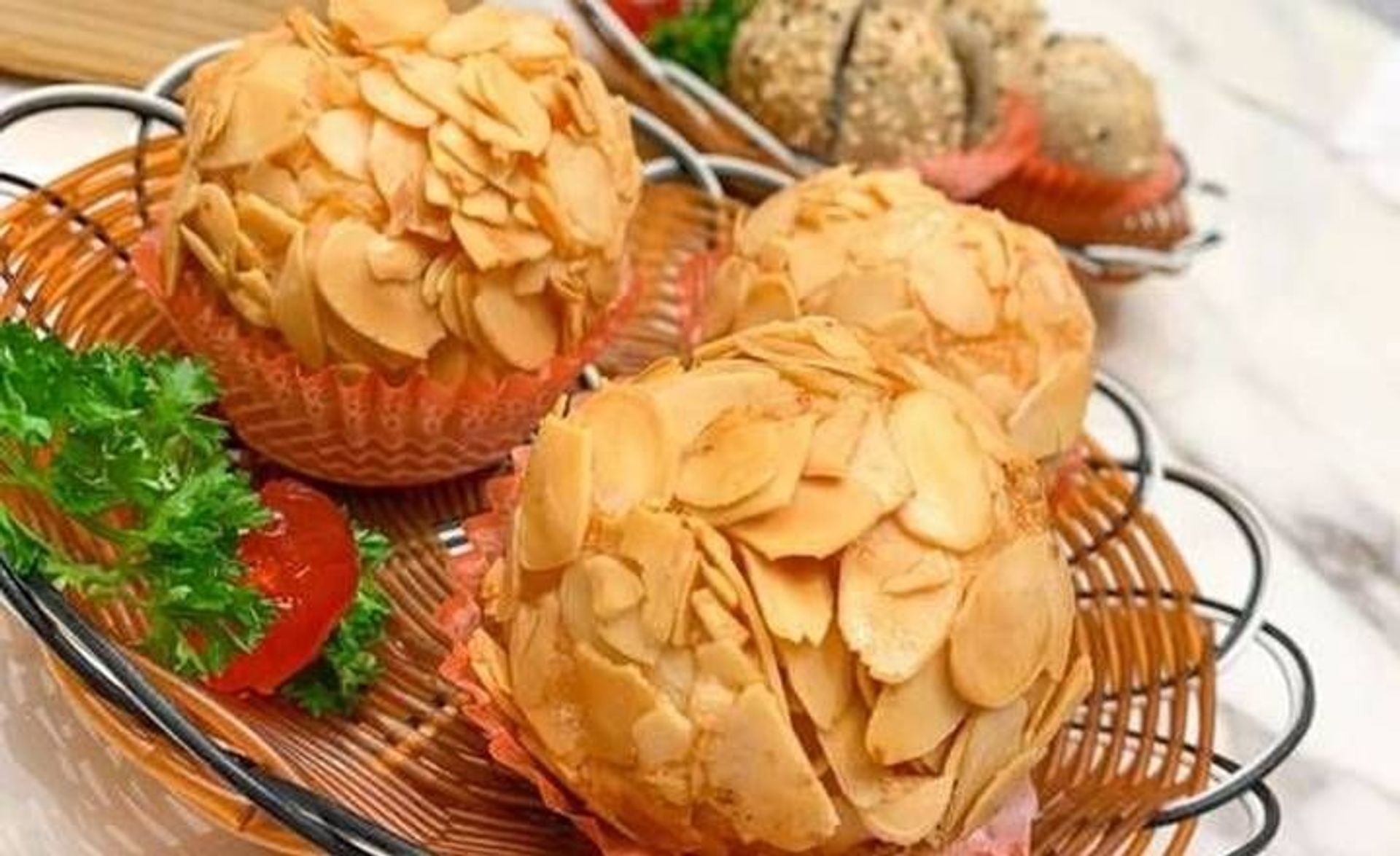 金甲龍珠暇球, Almond Crusted Shrimp Ball SP41