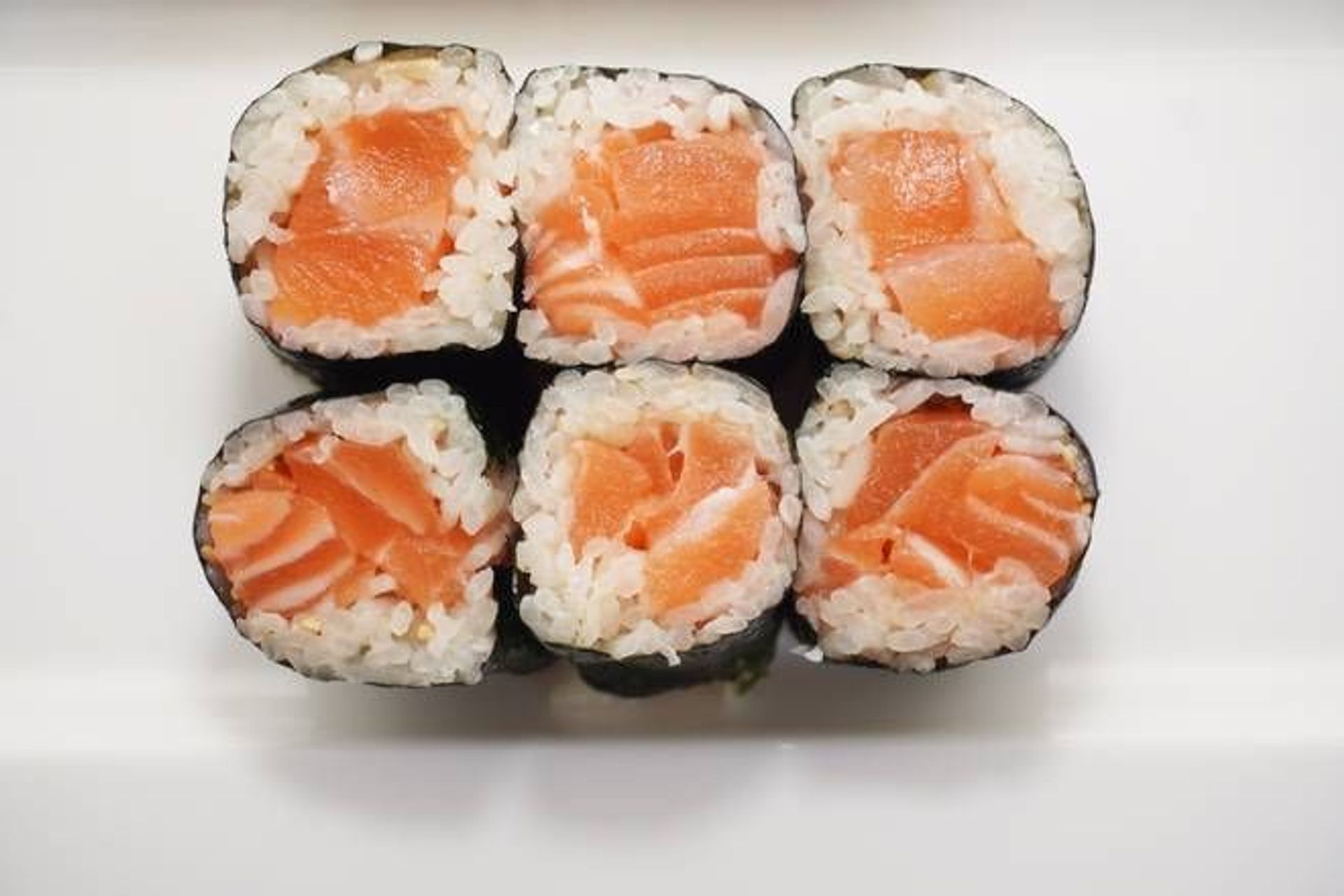 Salmon Roll (6 pcs)