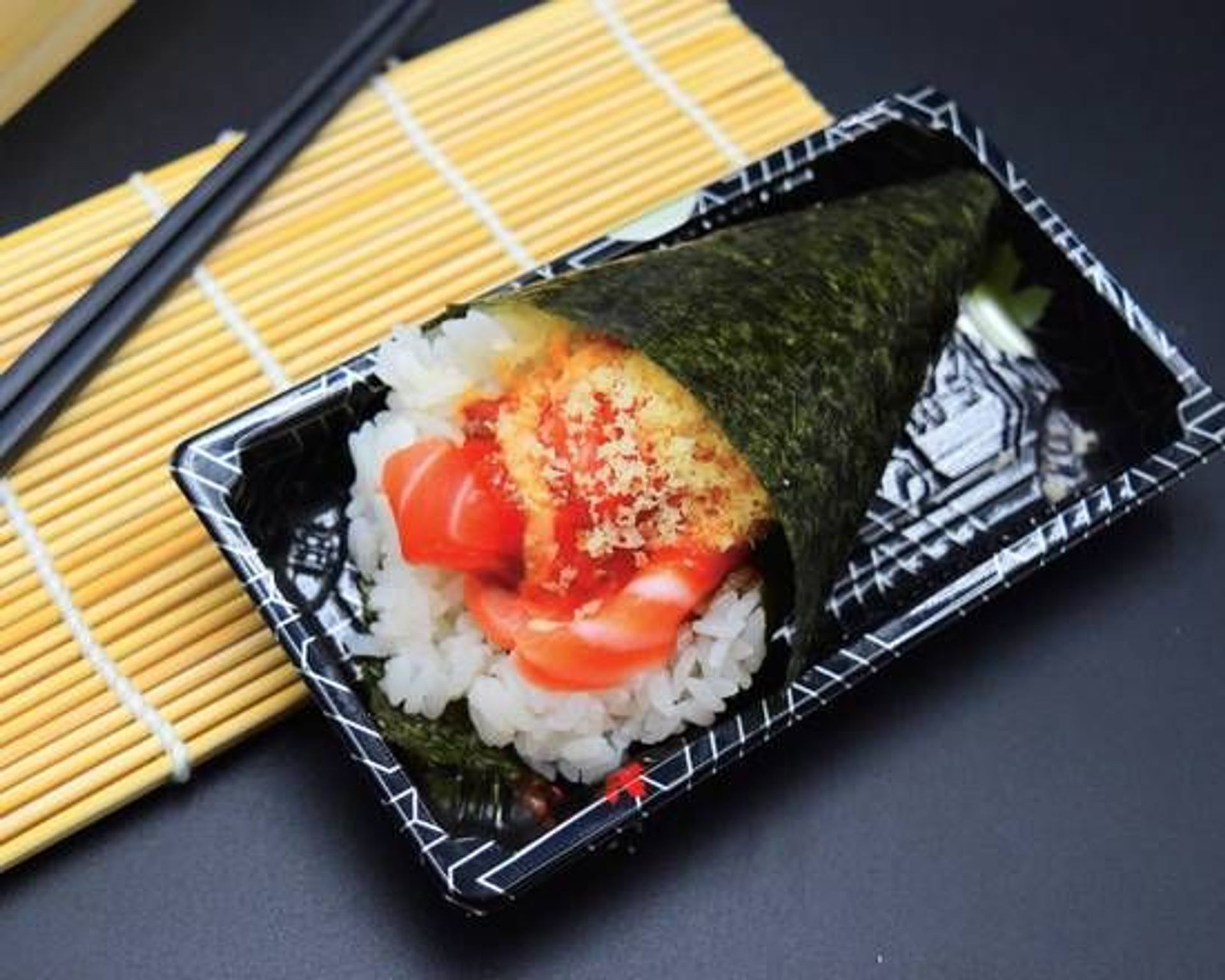 C6. Spicy Salmon Handroll