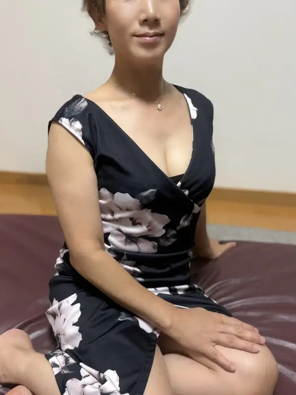 知花【ちか】のご紹介│堺筋本町・ 新大阪・堺東 30代〜60代のミセス専門メンズエステ ミセスの子守唄