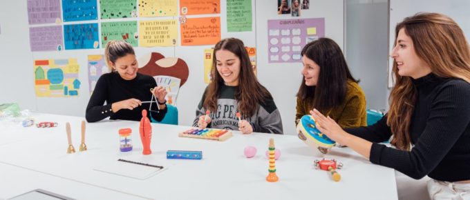 Alumnas de ILERNA diseñando actividades de verano para niños y niñas