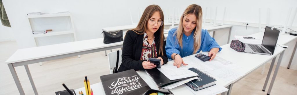 Estudiantes de Administración y Gestión estudiando cómo emprender su negocio