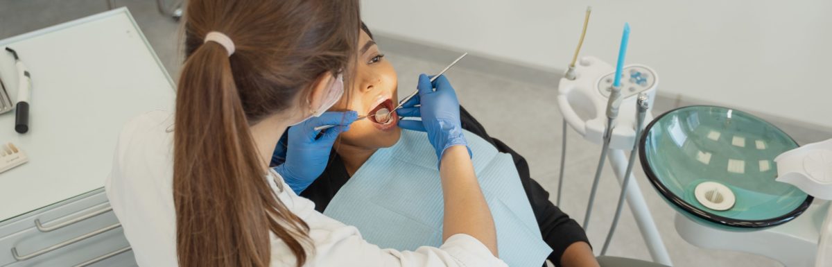 En qué consiste un curetaje dental