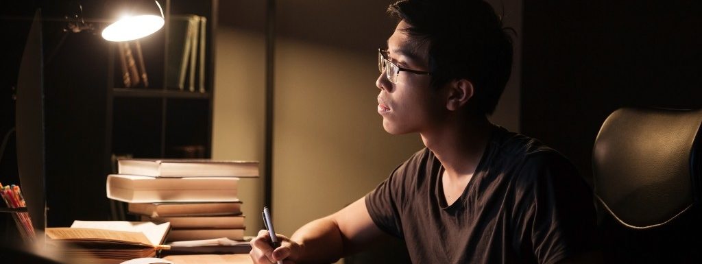 Estudiar por la noche tiene ventajas y desventajas
