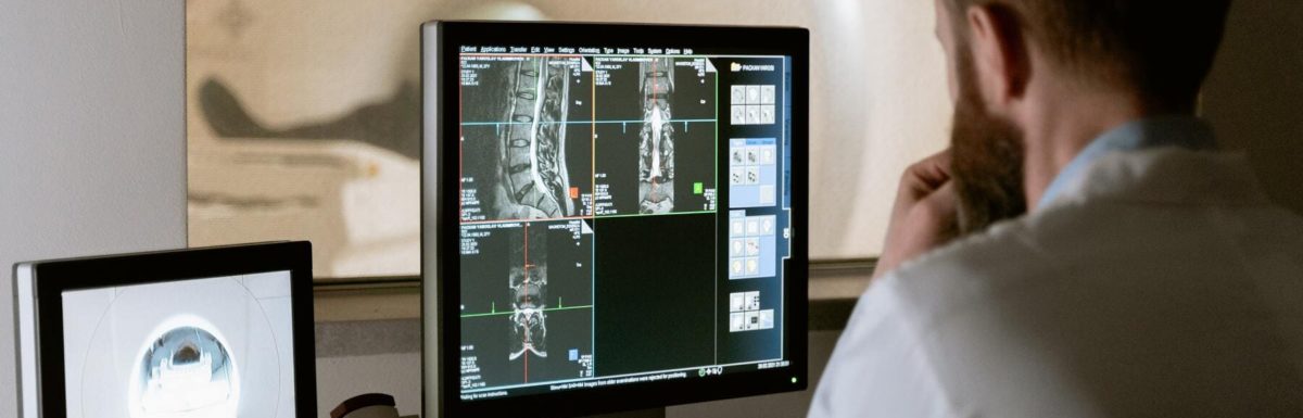 Para ser radiólogo hay que estudiar una FP de Imagen para el Diagnóstico y Medicina Nuclear o la carrera universitaria de Medicina más la especialización en radiología
