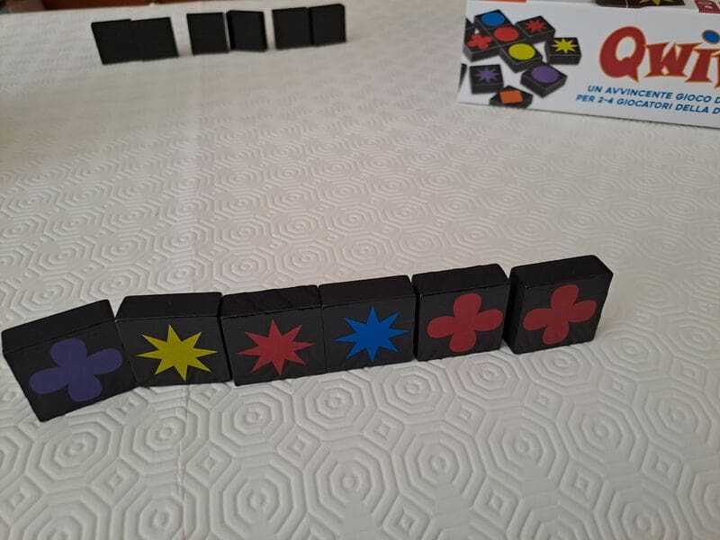 Questa immagine ha l'attributo alt vuoto; il nome del file è 111f77b6-qwirkle-come-si-gioca-5.jpg