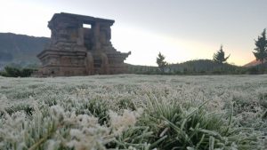 Mungkin dari sekian banyaknya fenomena alam yang pernah terjadi beberapa di antaranya pern Penjelasan Fenomena Embun Salju di Dieng Terlengkap