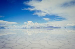 Kita semua mengetahui bahwa di muka bumi ini menyimpan bermacam-macam keindahan dan keunikan Penjelasan Fenomena Salar de Uyuni Terlengkap