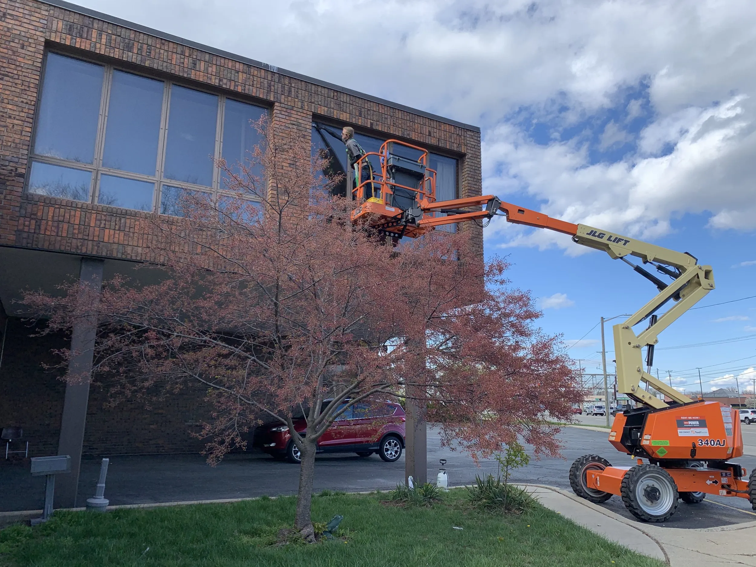 Commercial window cleaning for business customer satisfaction in Knoxville, TN.