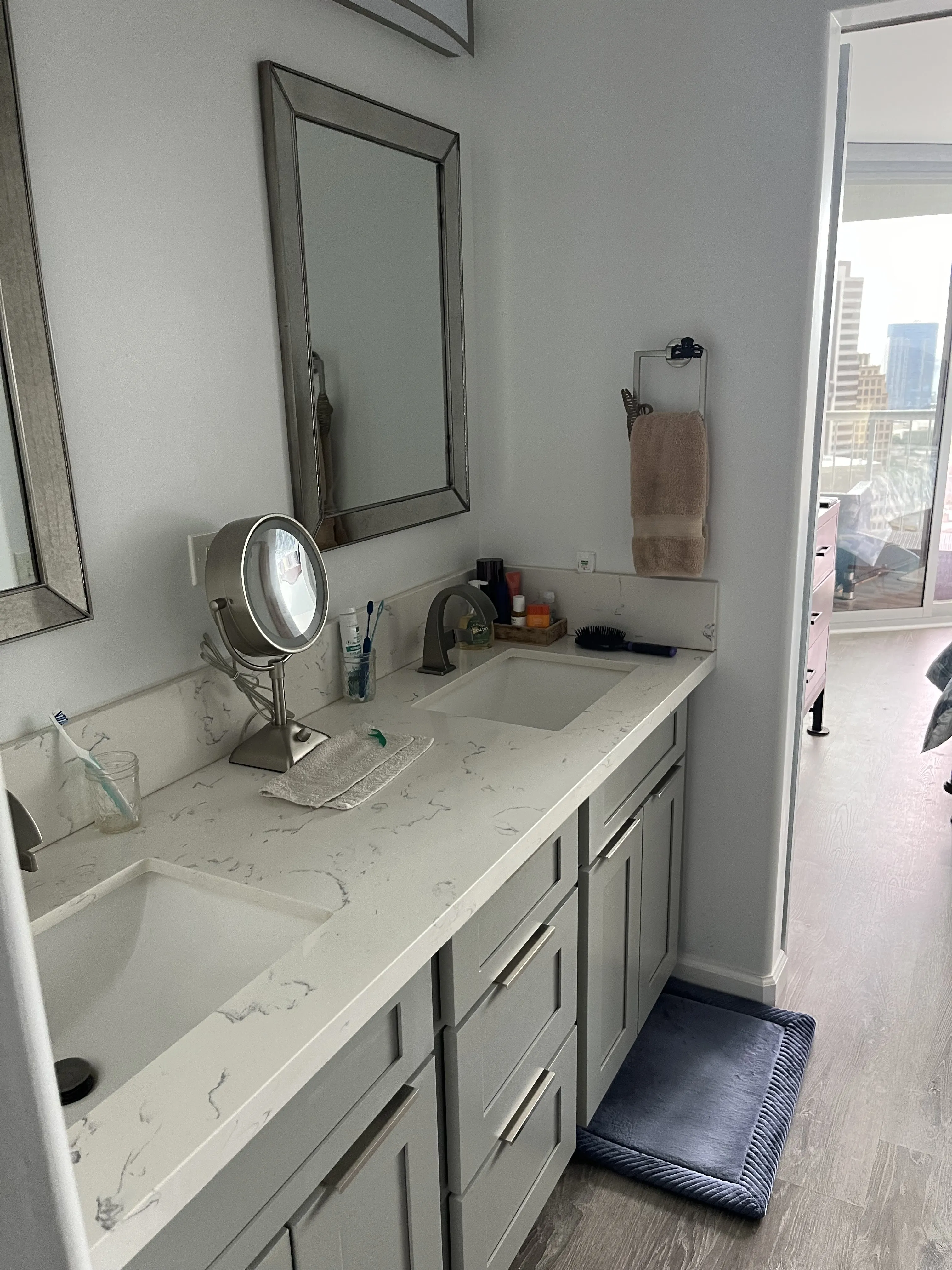 A radiant Honolulu kitchen, gleaming with cleanliness and order thanks to the meticulous service of Art's Paradise.
