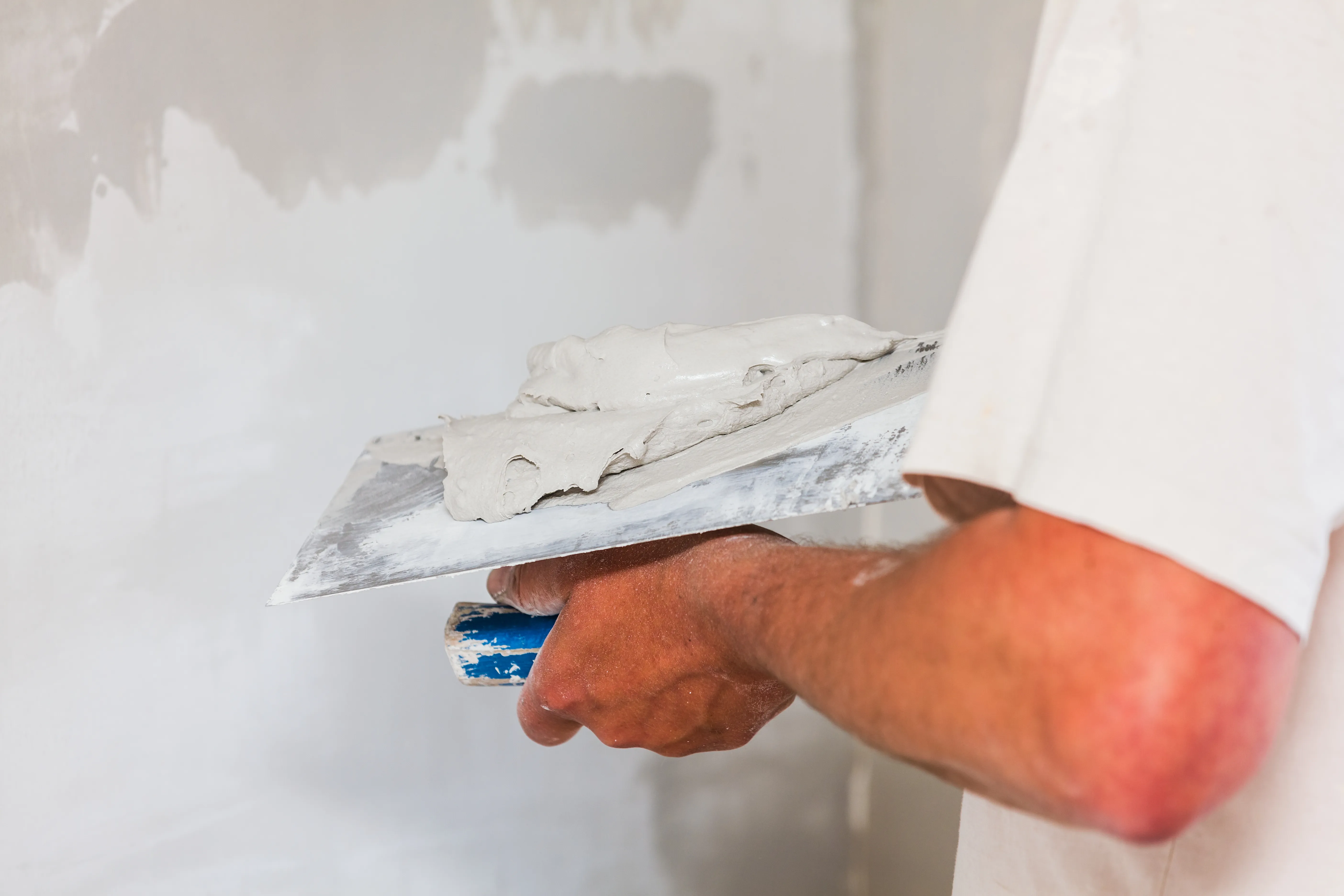 Skilled professional applying skim coating in a Los Angeles home