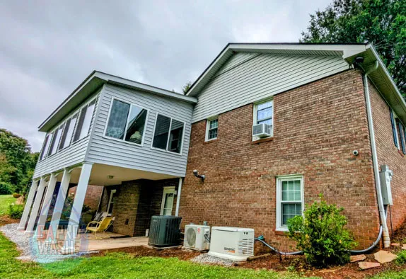 A home that has been pressure washed in Hartwell, GA