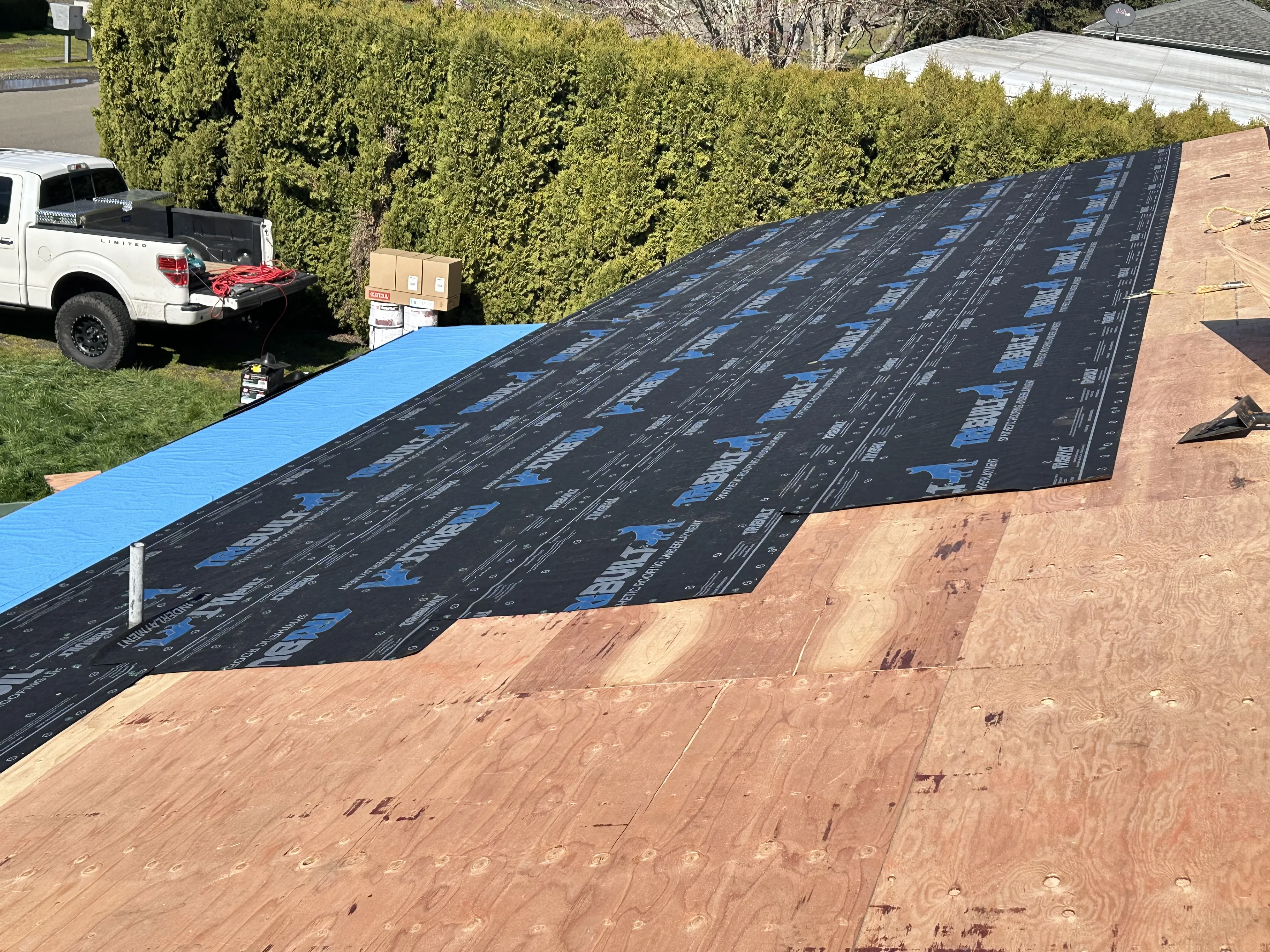 Skilled Roof Medics team efficiently installing a new roof in Creswell, Oregon