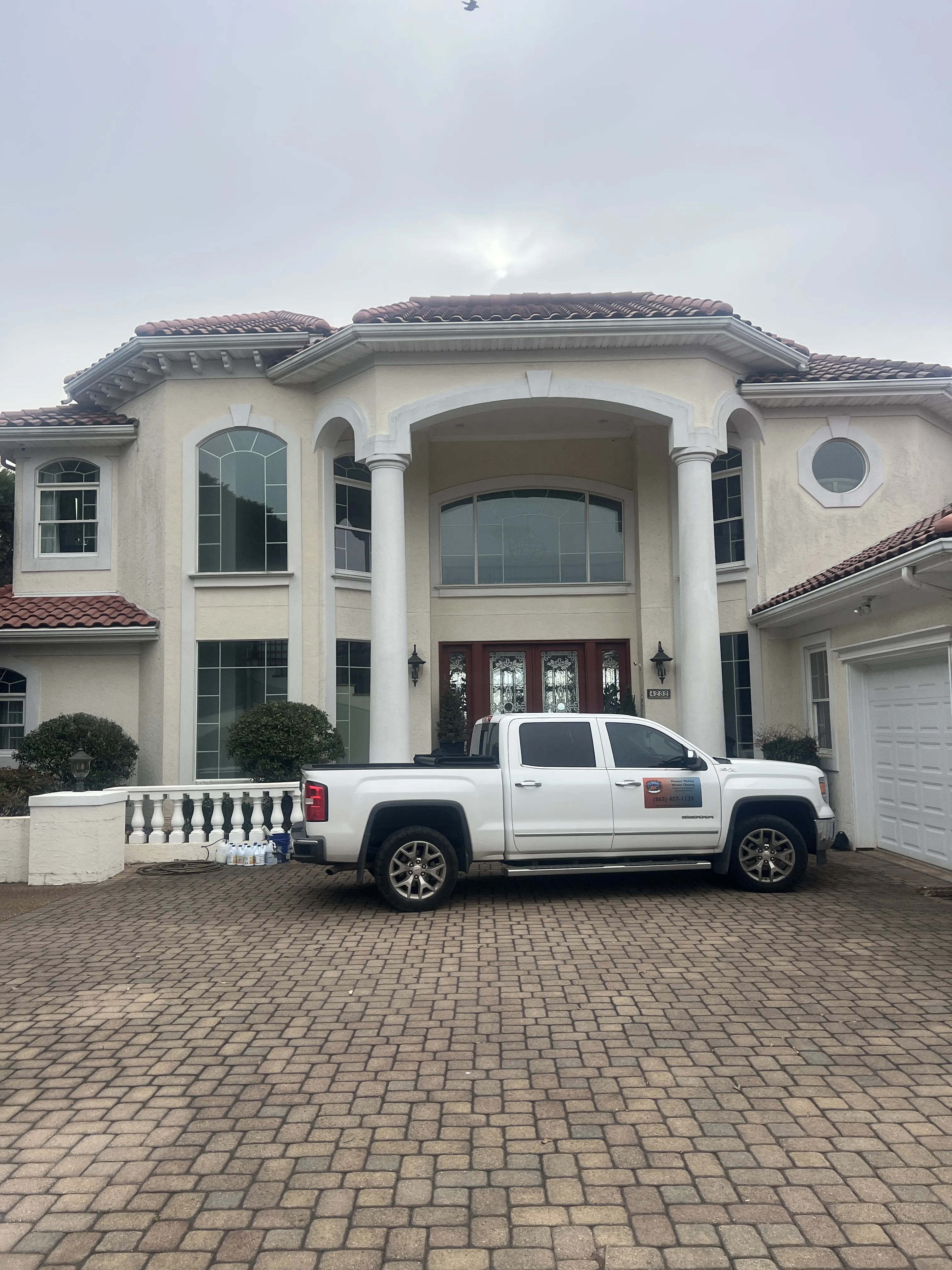A beautiful home in Knoxville, TN with one side clean after our house washing service.