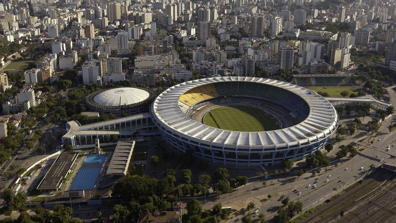 O Maracanã será palco do inédito jogo da NFL no Brasil, consolidando o Rio de Janeiro na rota global da liga. Créditos: depositphotos.com / Steve_Allen Vista aérea do Estádio do Maracanã, do Maracanãzinho e piscinas, com edifícios ao redor