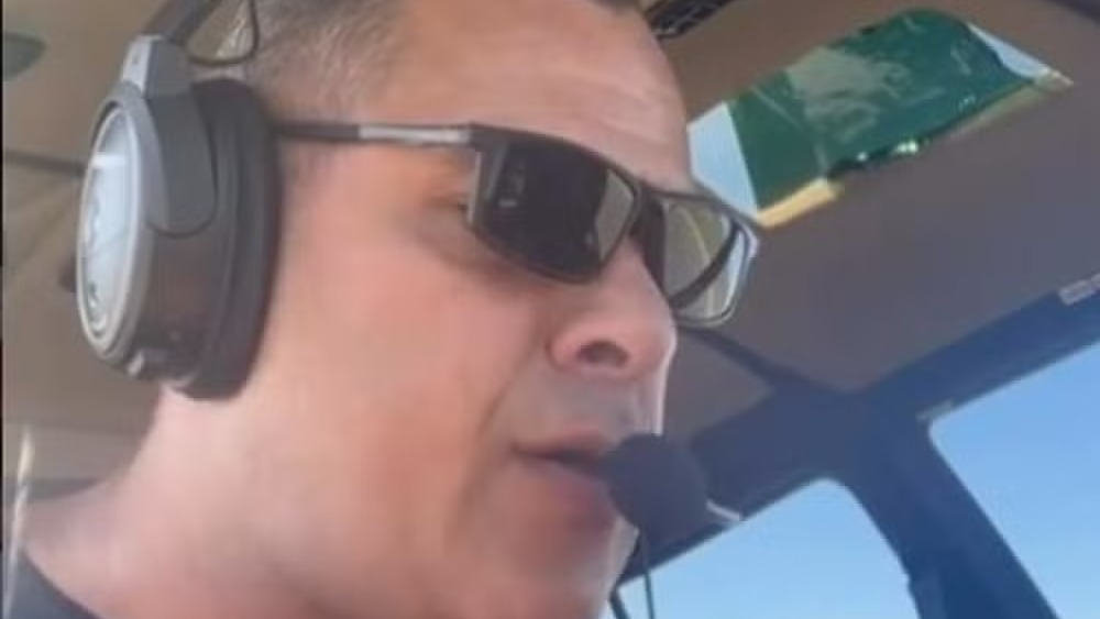 Alessandro Rocha, piloto do helicóptero envolvido no trágico acidente na Vista Chinesa. Foto: Reprodução Piloto usando óculos de sol e headset com microfone em cabine de helicóptero