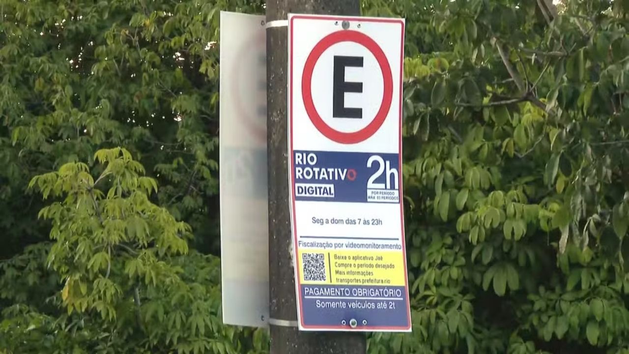 Sinalização do Rio Rotativo Digital detalha as novas regras de estacionamento que foram expandidas para outras áreas da cidade. Placa Rio Rotativo Digital com símbolo de estacionamento, texto explicativo e QR Code em poste