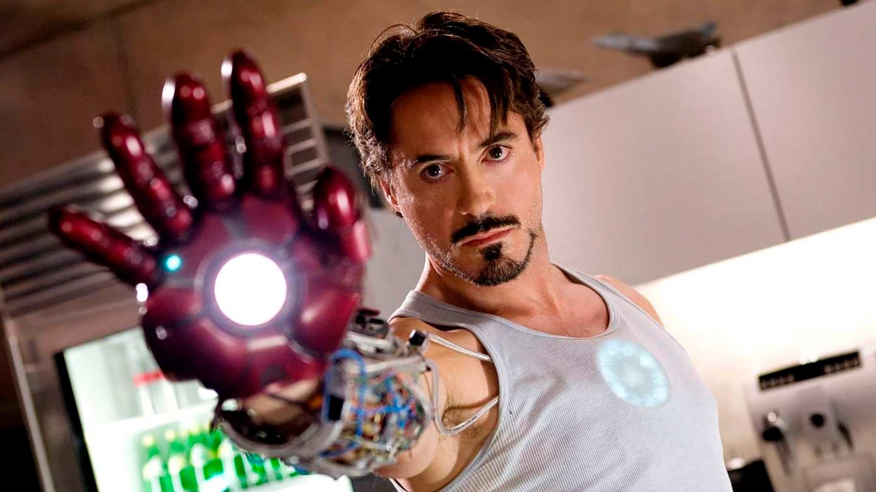 Robert Downey Jr. como Tony Stark, personagem que simboliza a fortuna do ator em investimentos sustentáveis na vida real. Robert Downey Jr. como Tony Stark com a luva do Homem de Ferro e reator