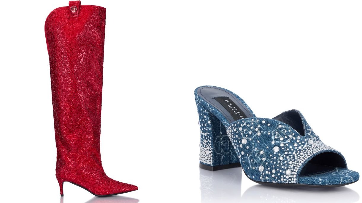 Bota vermelha cravejada de cano alto e mule jeans com salto bloco e aplica&ccedil;&otilde;es.