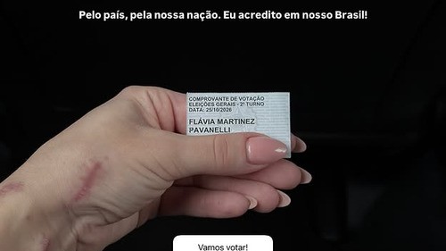 A imagem que gerou repercussão na internet ao mostrar as cicatrizes nas mãos da influenciadora Flávia Pavanelli - Foto; Reprodução Mão com cicatrizes segurando comprovante de votação de 2026 com nome Flávia Pavanelli